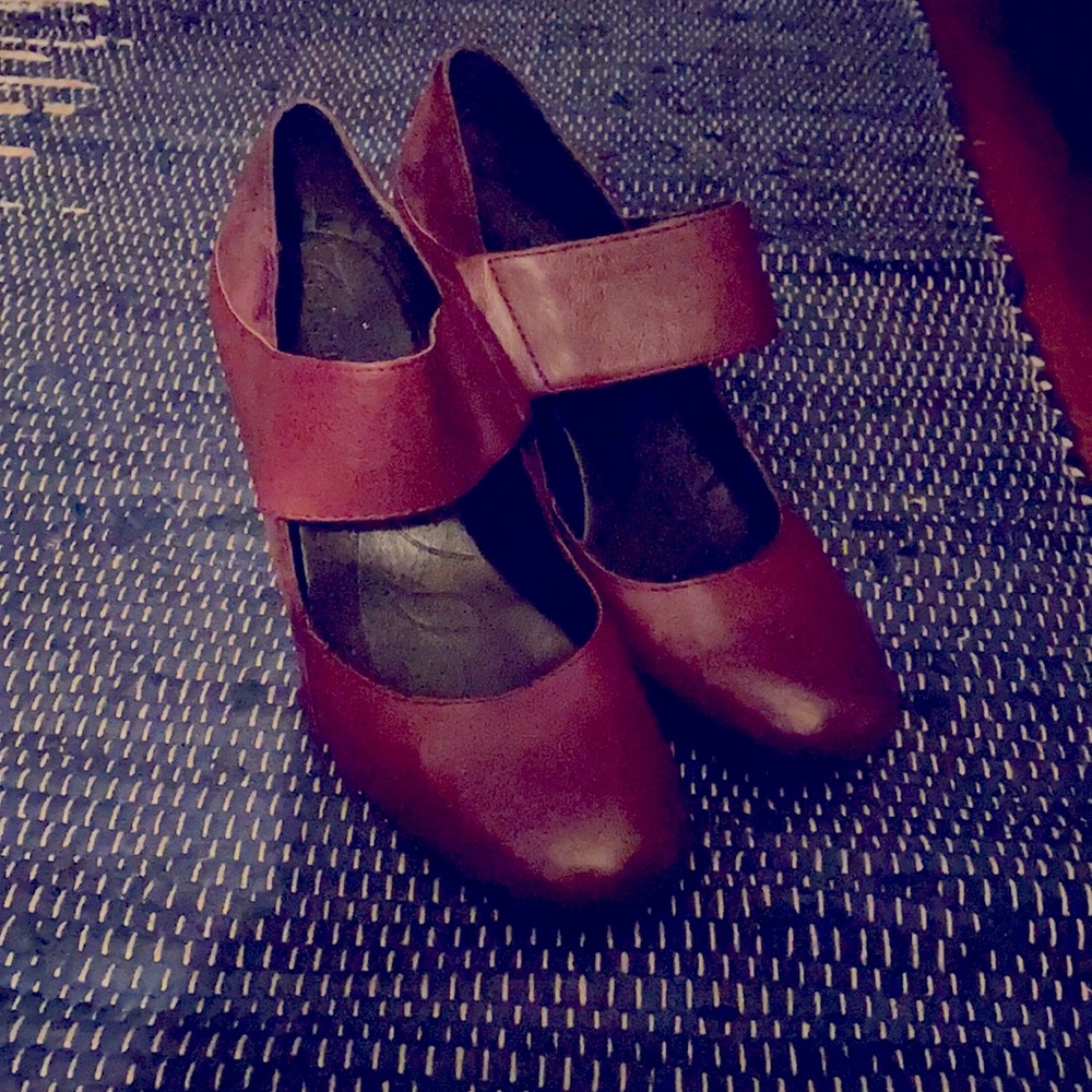 Beautiful Merlot color; worn twice with care. Non smoker, pet free home❤️